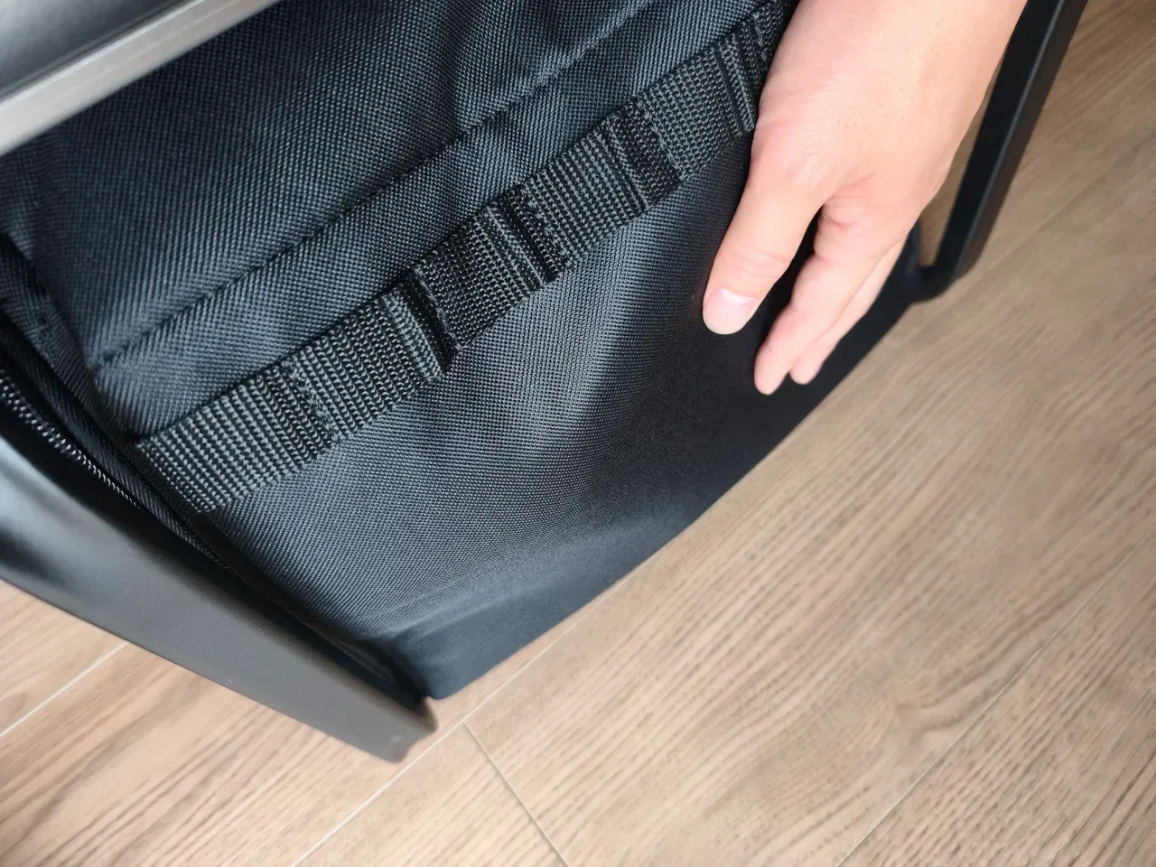 ソフトケースの側面に縫い付けられたベルトループ