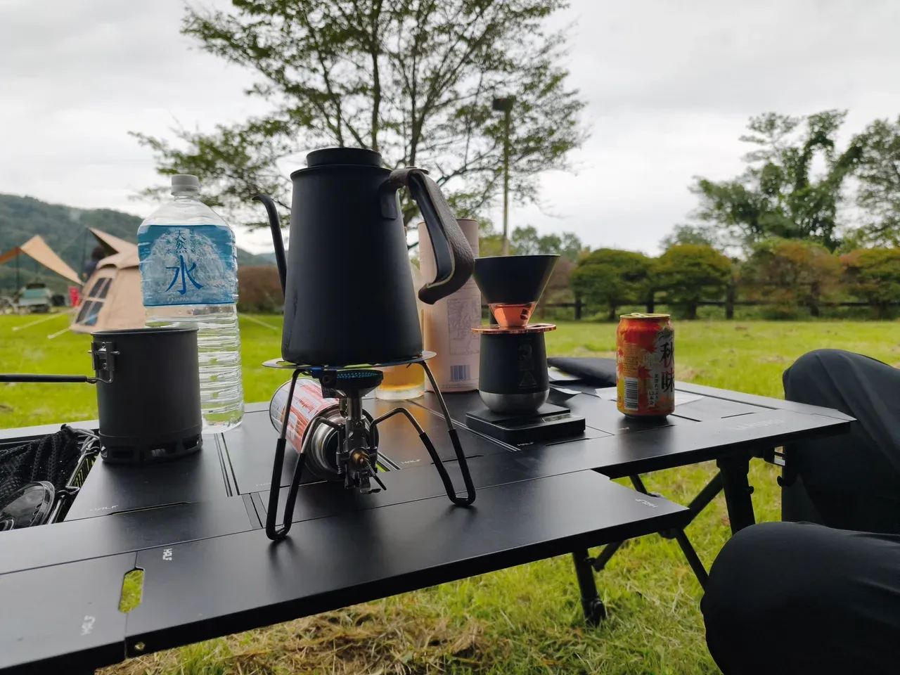 テーブルでコーヒーの準備