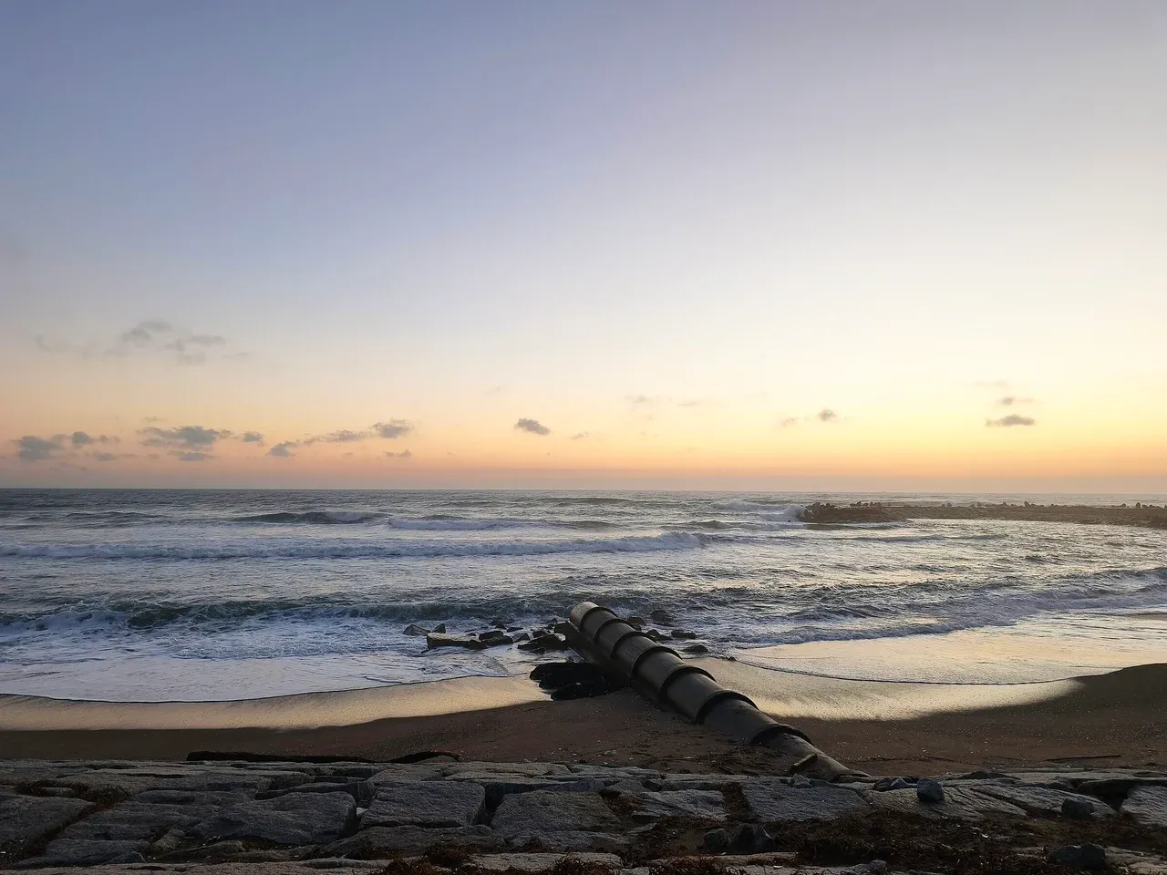 日の出前の海