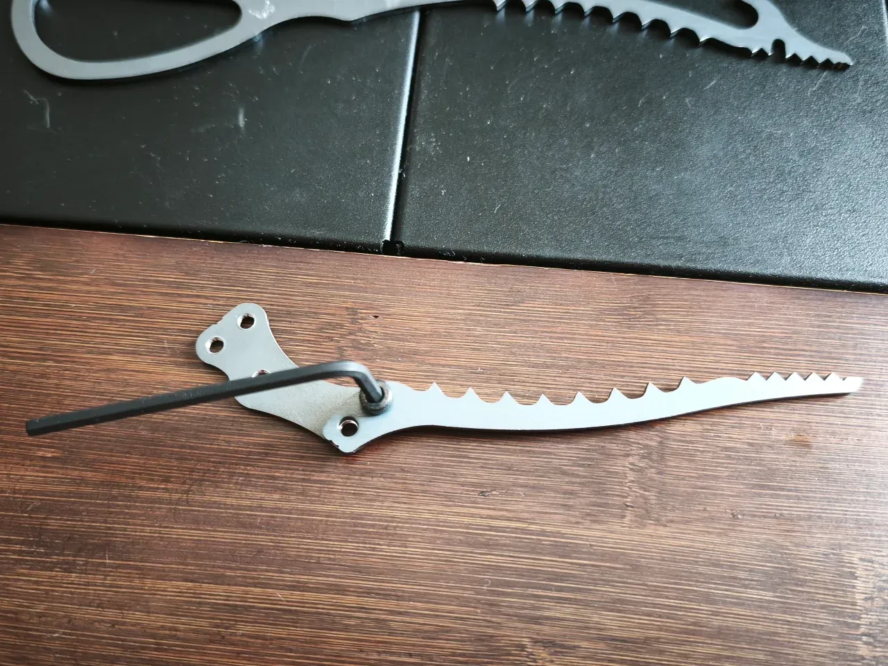 先端パーツをネジで留めているところ