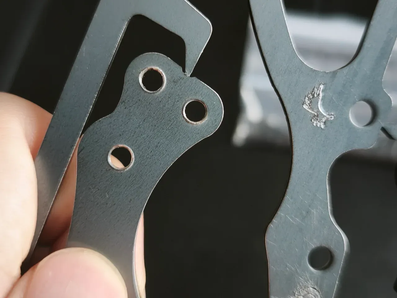 パーツシートから切り離しているところ