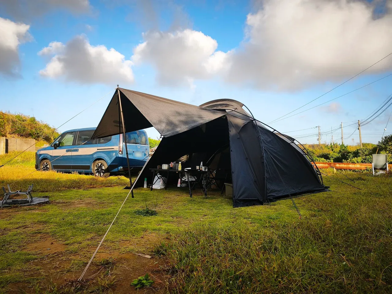 HAOLE SURF RESORTの朝。青空の下のテントと車