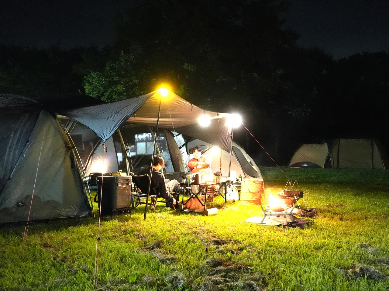 夜のサイト（写っているのは友人です）