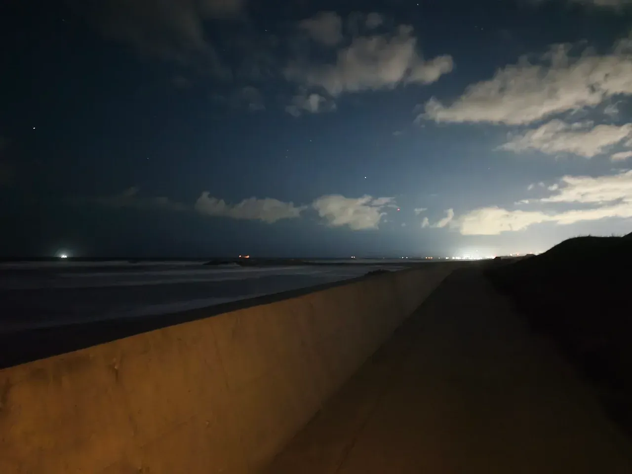 夜の海