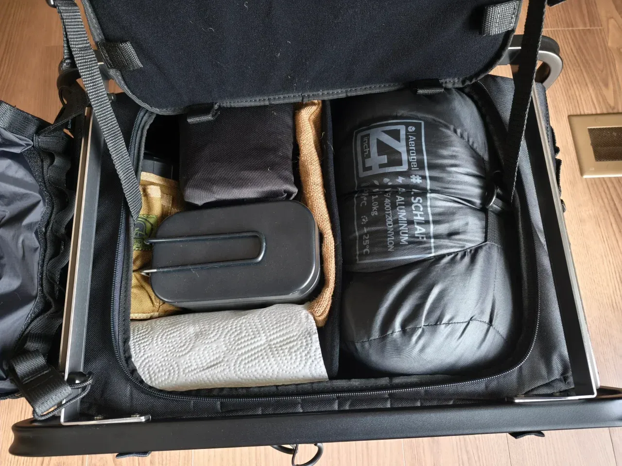 仕切りの片側に寝袋、もう片側に調理器具などを入れた状態