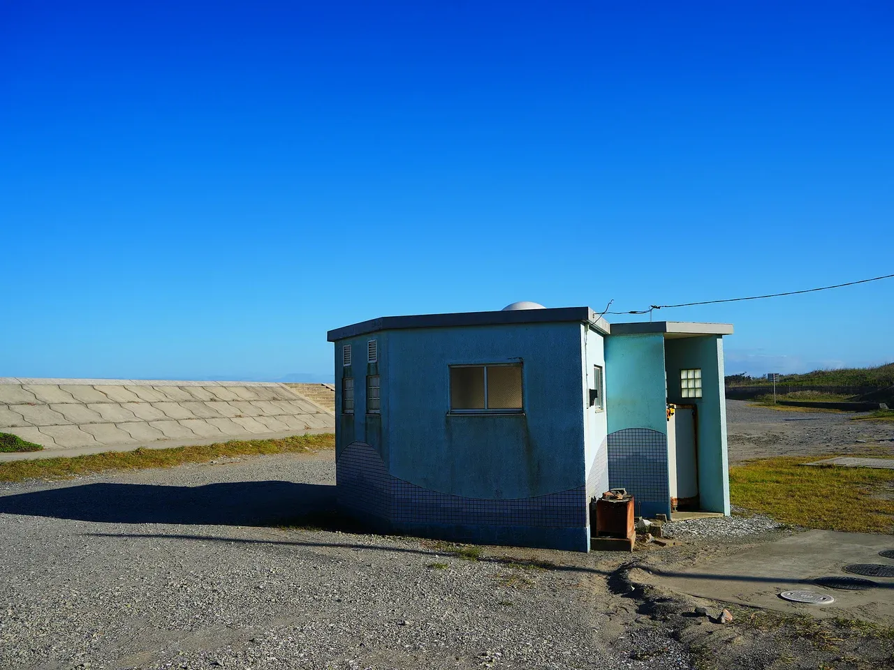 海沿いにある公衆トイレの外観