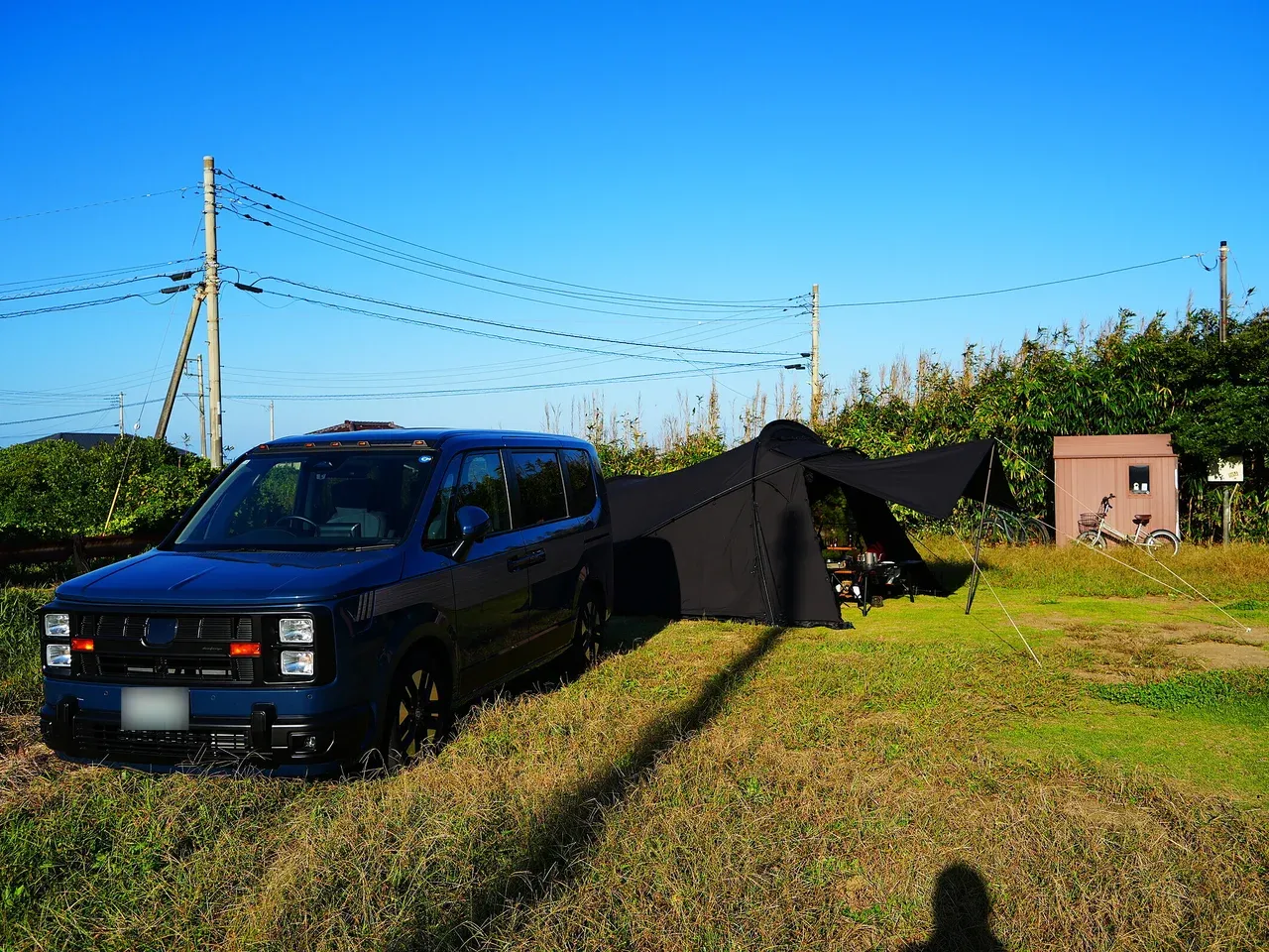 車とテントを並べたサイトの様子