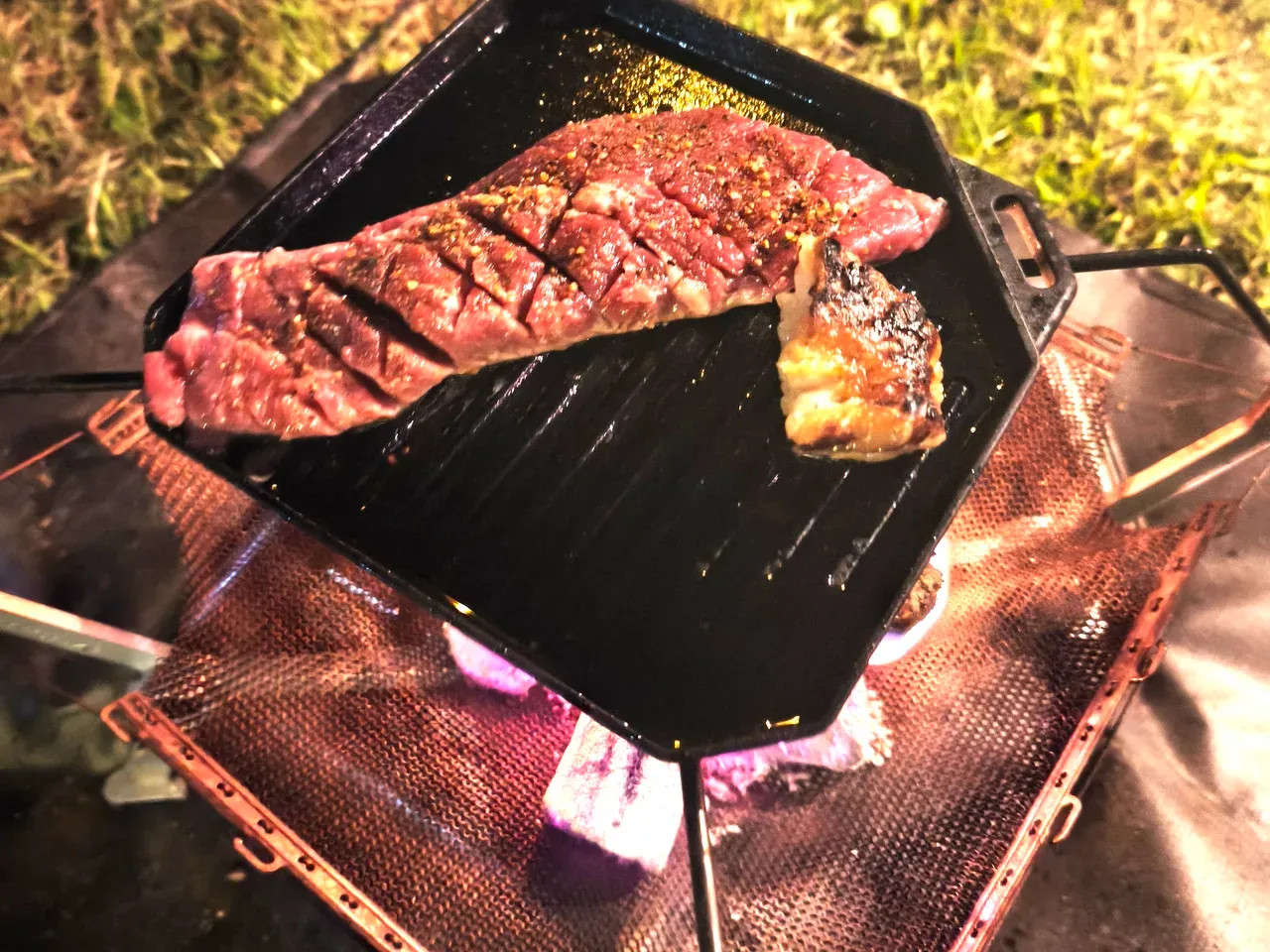 焚き火台でステーキを焼く