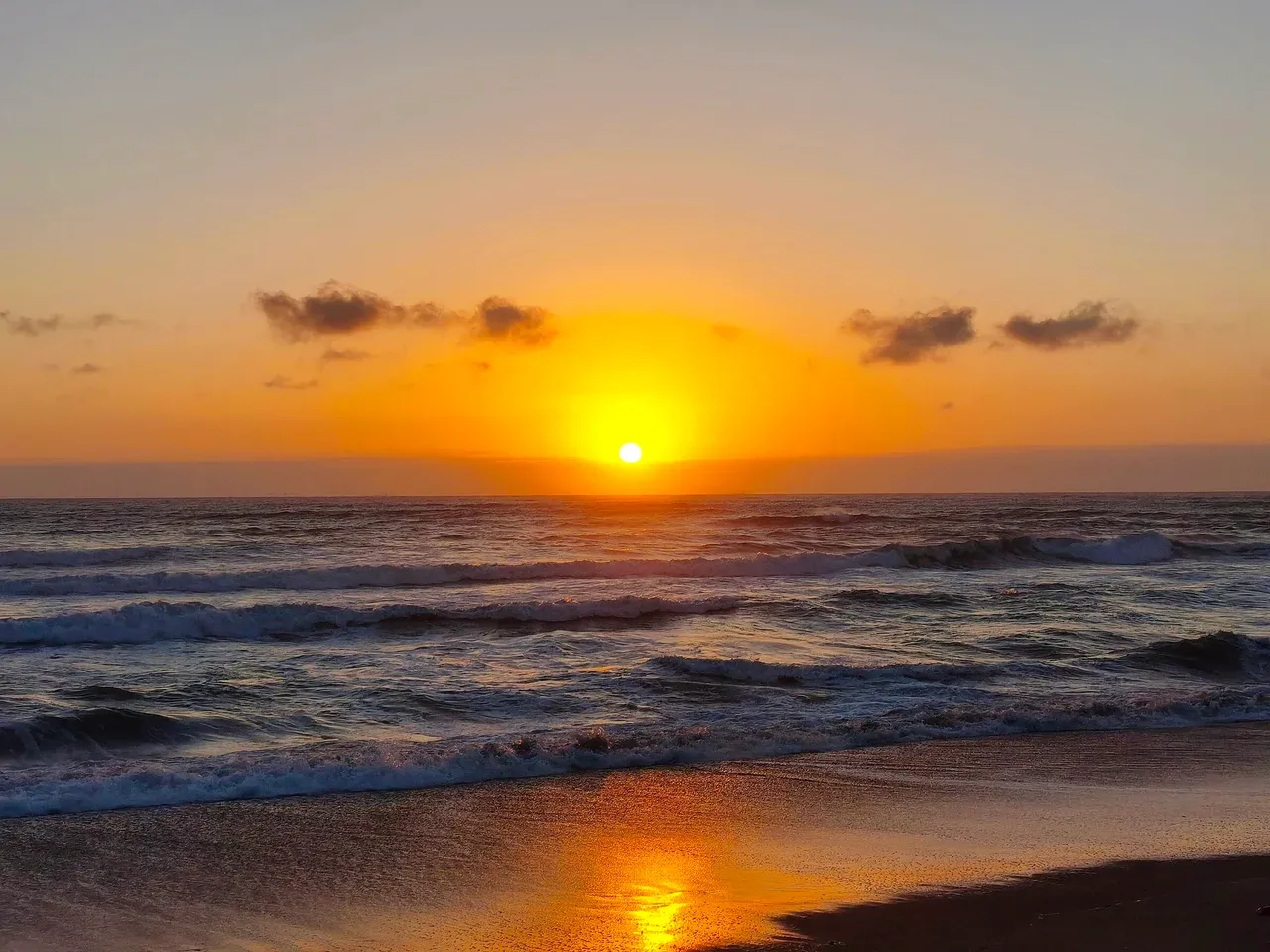 海から昇る朝日