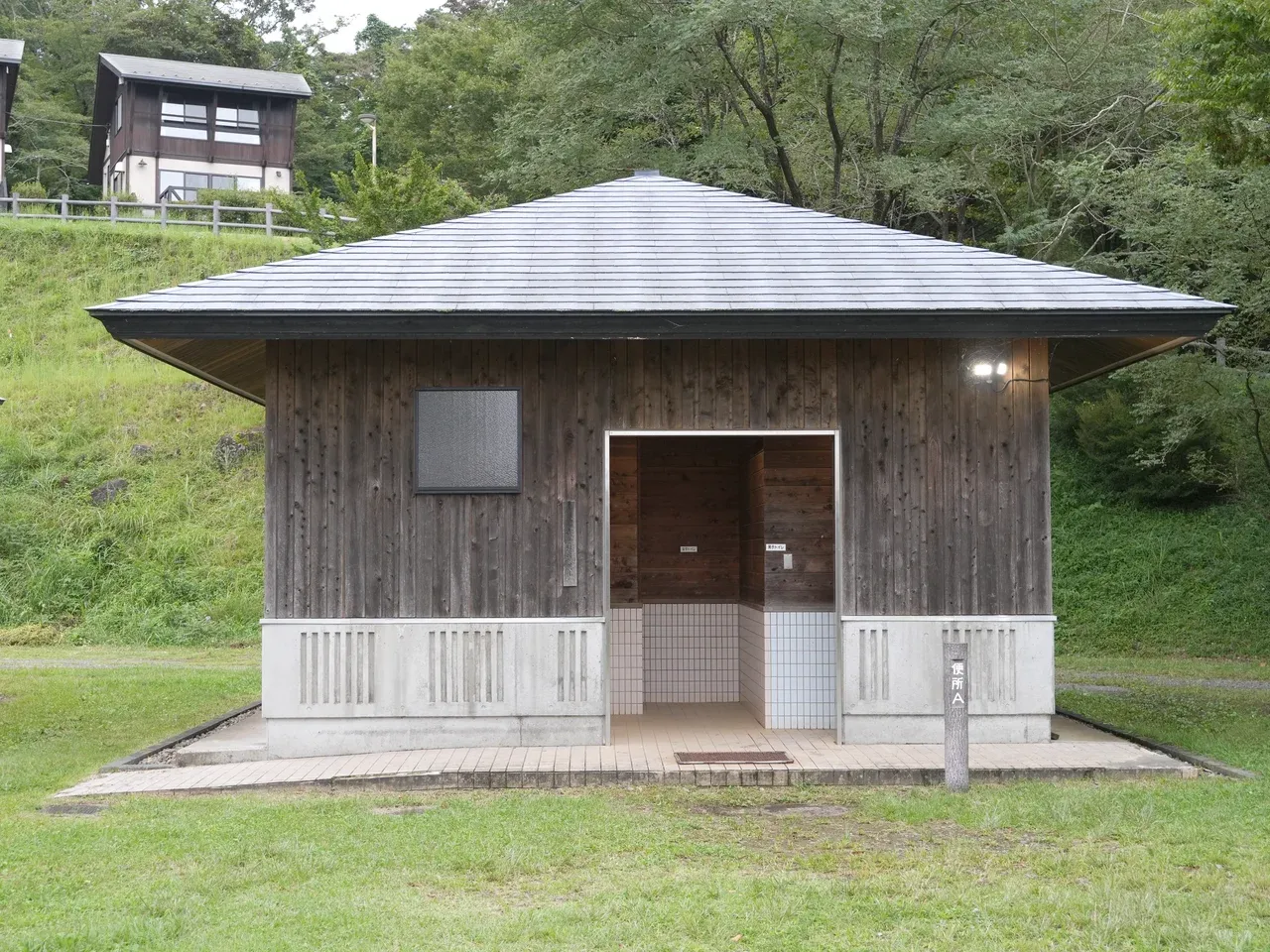 フリーサイトのそばにあるトイレ棟「便所A」