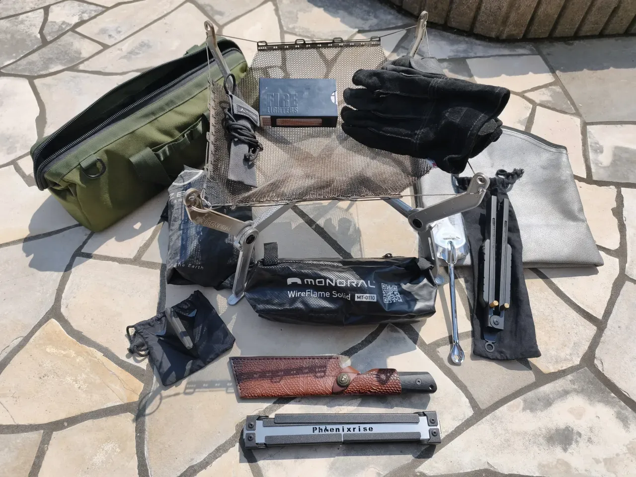 ペグケースの横に焚き火ギア全11点を並べた集合写真