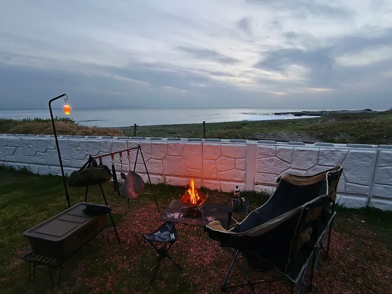 夕暮れの焚き火と海