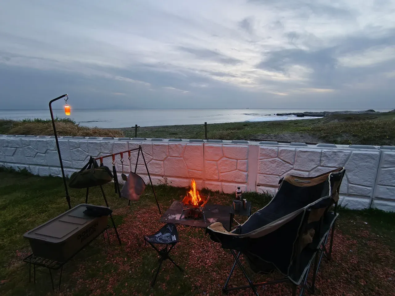夕暮れの焚き火と海
