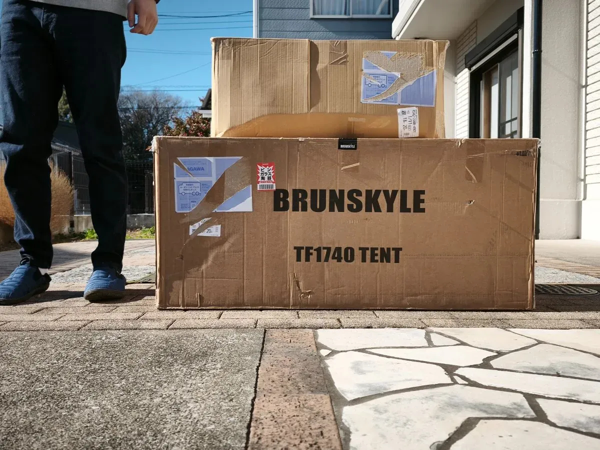 玄関前に届いた「BRUNSKYLE TF1740 TENT」の巨大な段ボール
