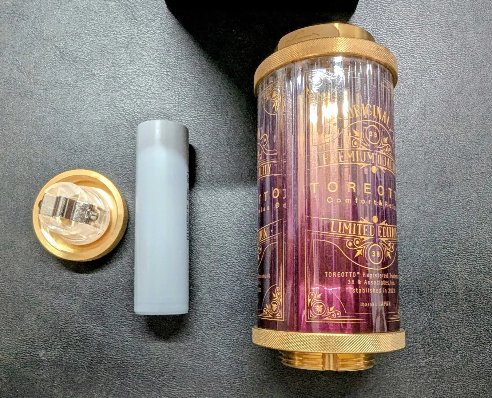 分解した状態（真鍮キャップ・バッテリー・ホヤ）