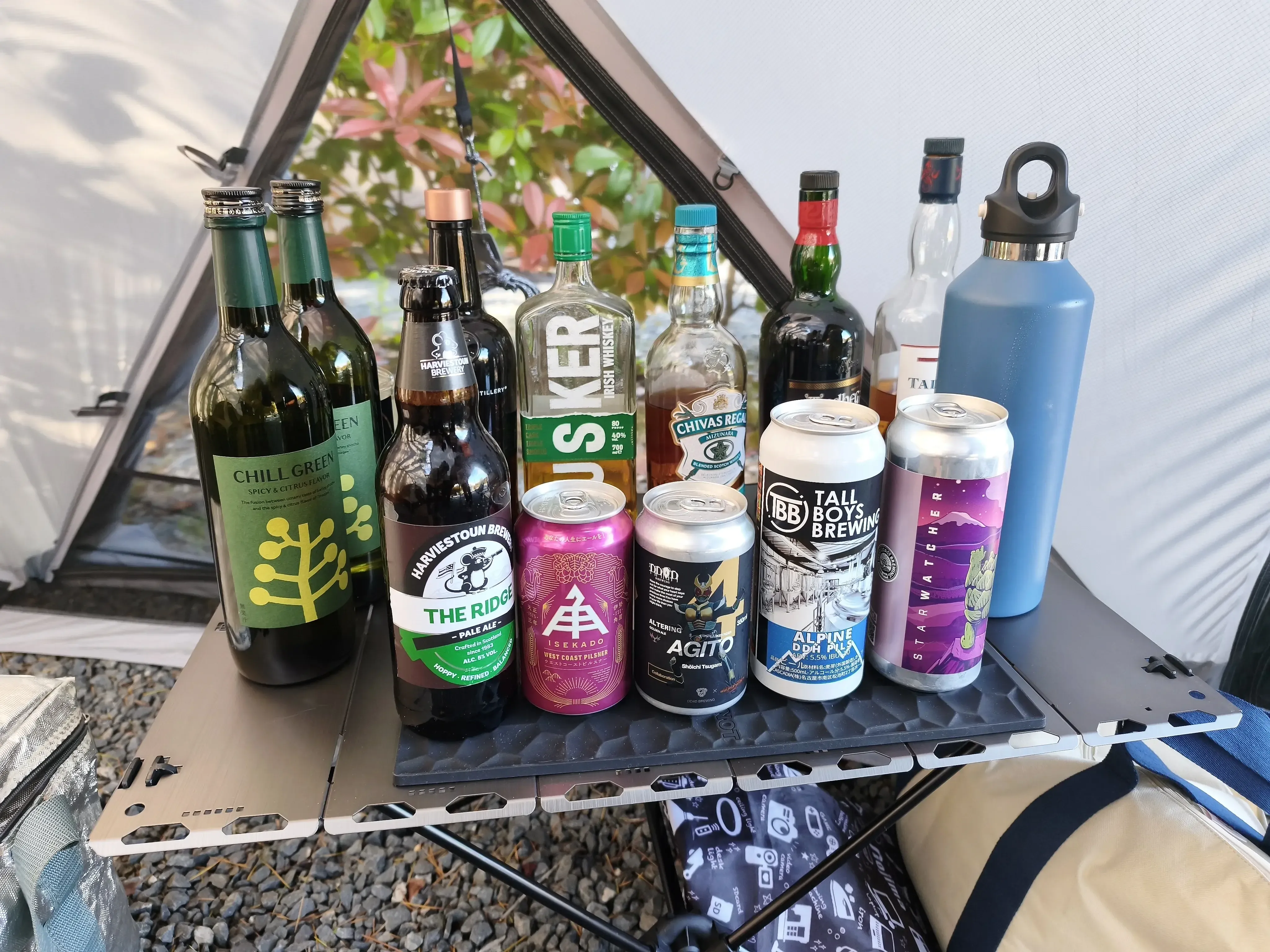 テント前に並んだお酒やクラフトビールの数々