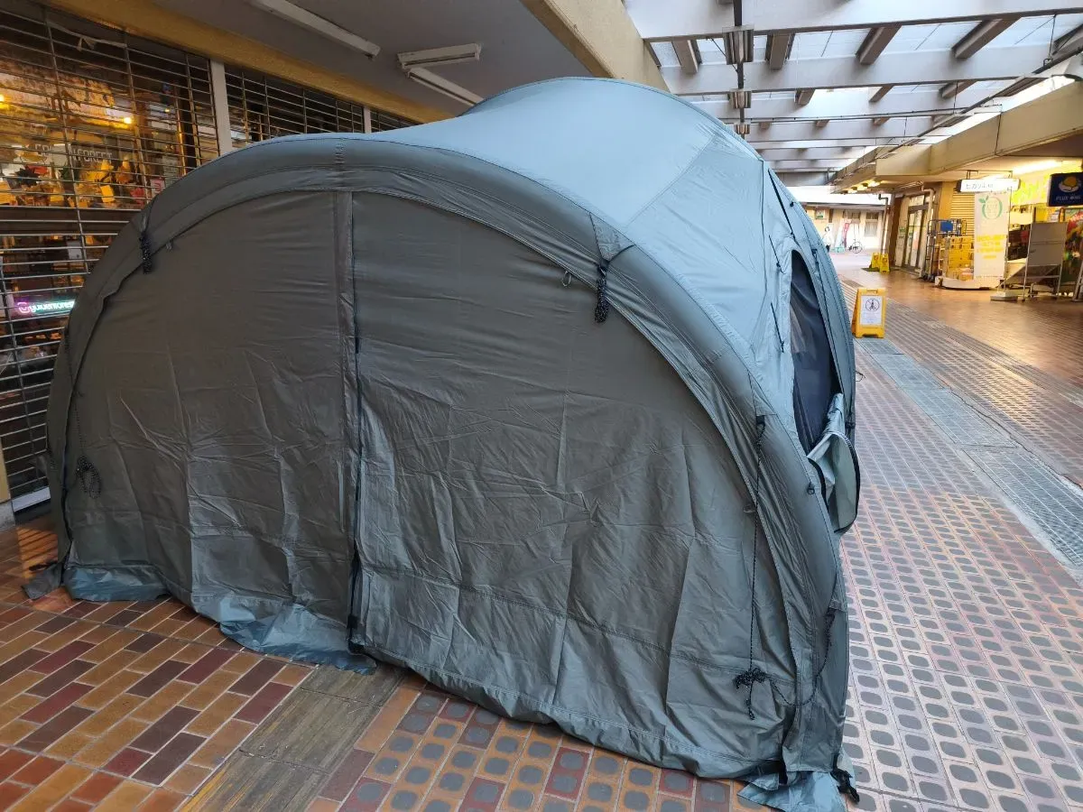 Unknown Grayの外観。光の当たり方でグリーンがかって見える独特の色味