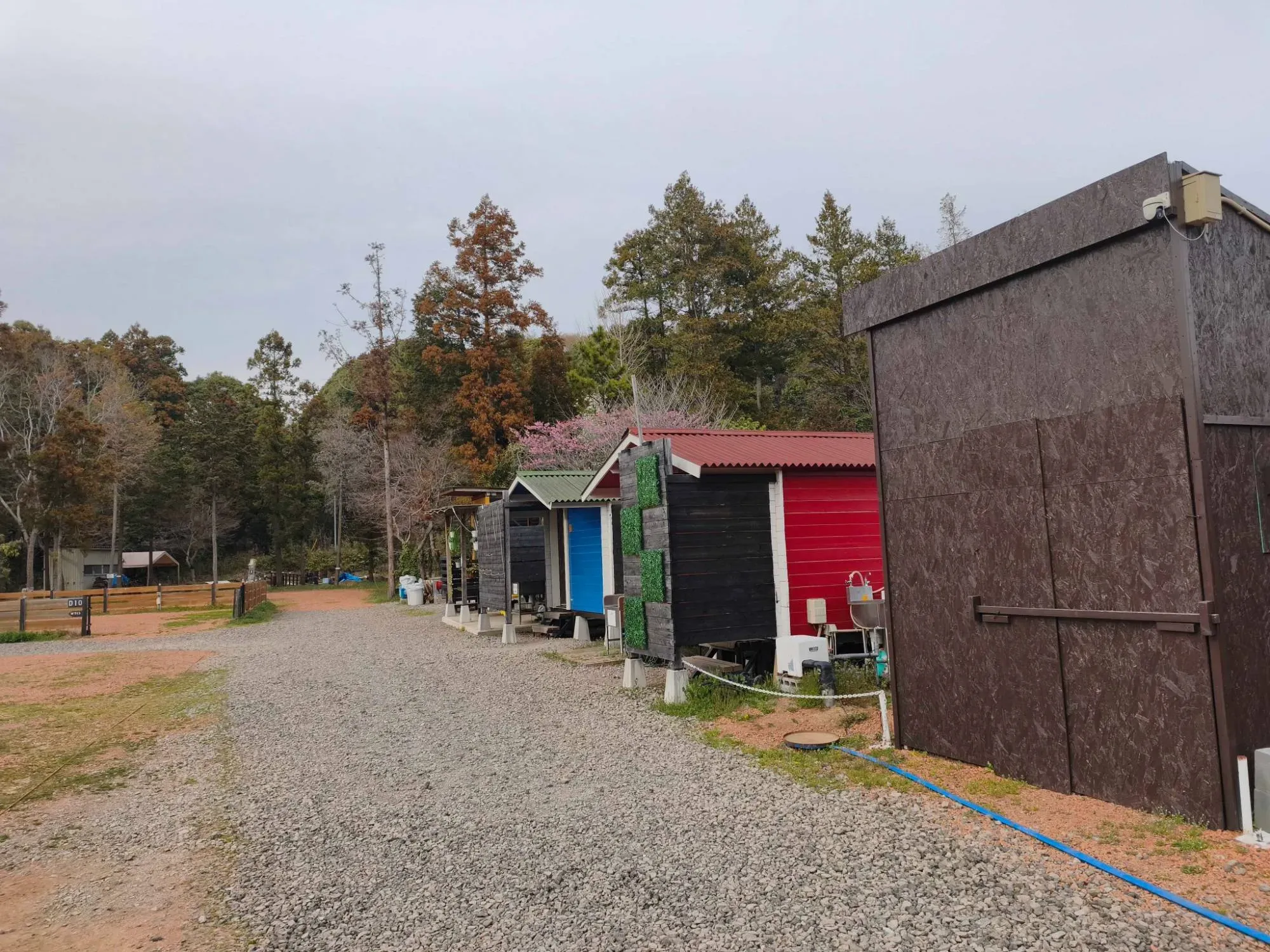 施設棟 カラフルな建物が並ぶ