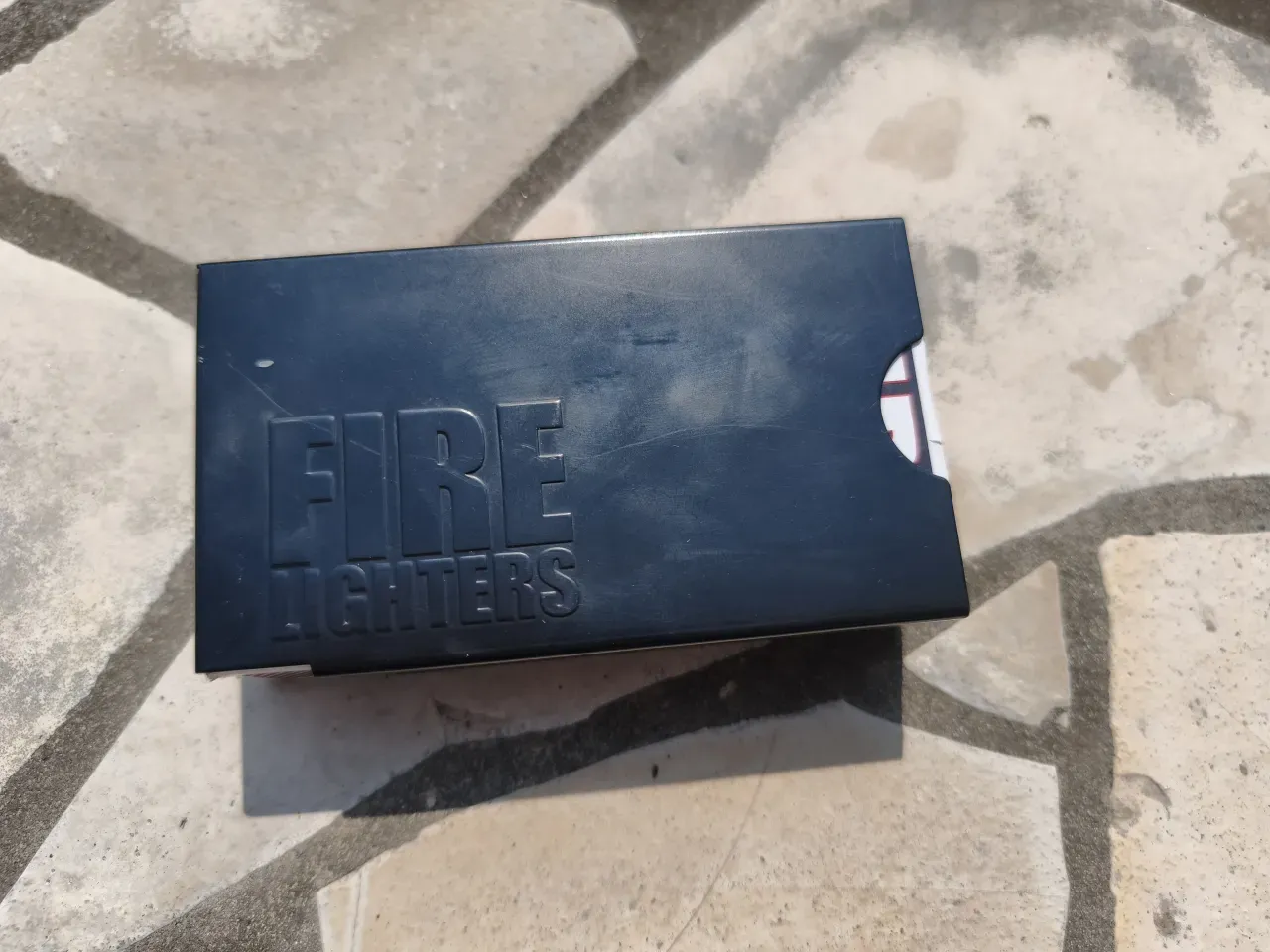 ファイヤーライターズのスリーブケース。FIRE LIGHTERSの刻印が入った金属ケース