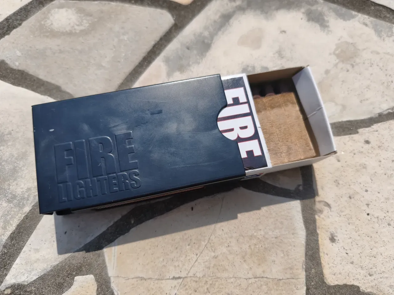 スリーブケースを開けた状態。中にマッチ型の着火剤が並んでいる