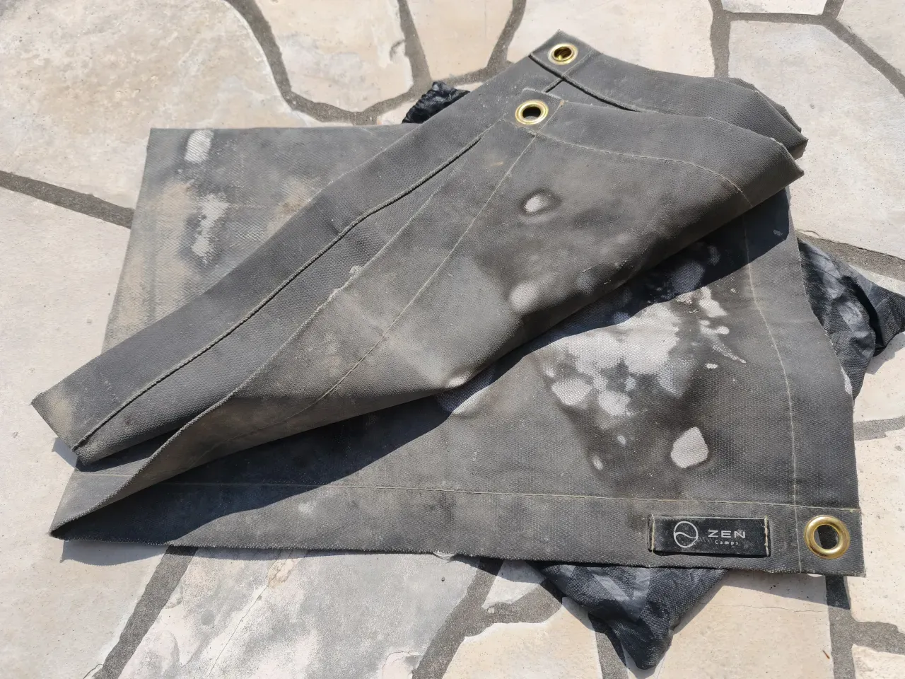 ZEN camps 焚き火シートを広げた状態。使い込んだ跡が見える