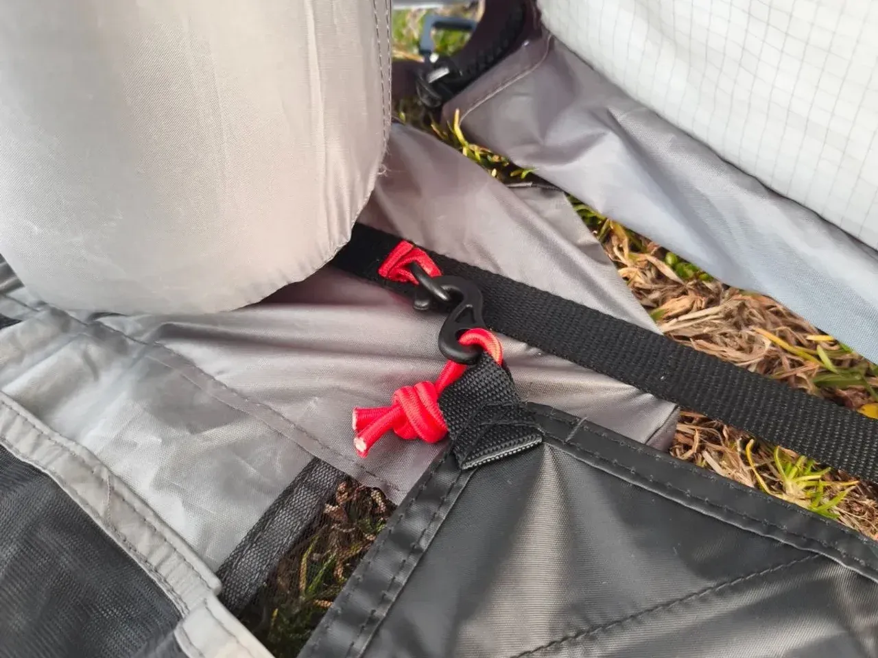 グランドシートの色付きバックル。色を合わせれば向きを間違えない