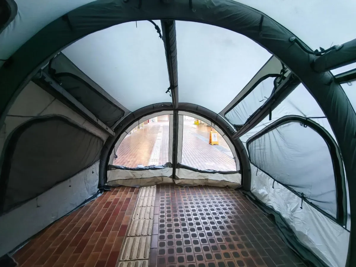 テント内部を正面から。アーチ型のエアフレームと広い土間空間