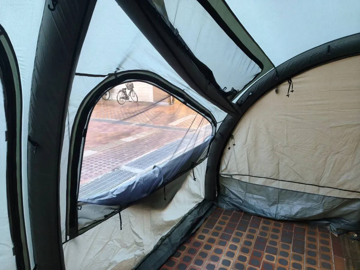 テント内部のサイド。インナーテントの吊り下げ部分が見える