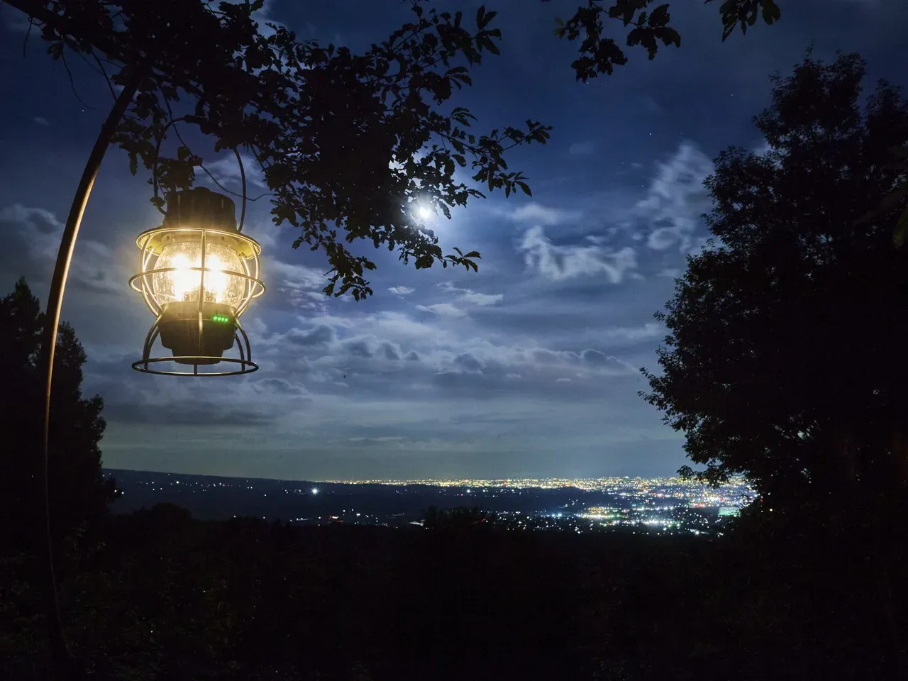 くりの木キャンプ場 ランタンと夜景