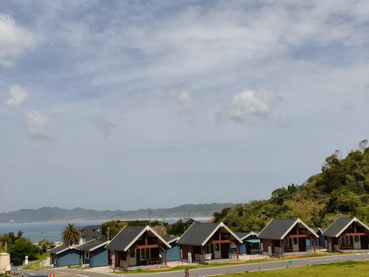 ログハウスサイトと海の遠景