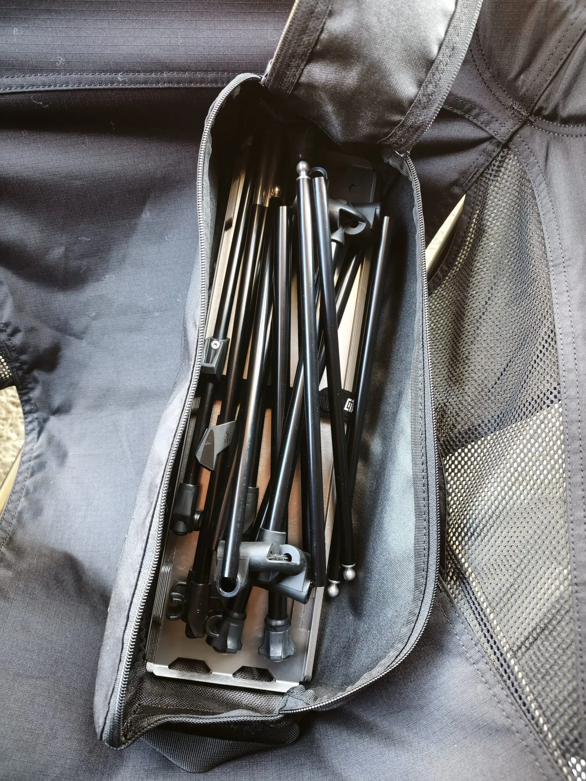 純正バッグにフレームとFIXTACK天板がすべて収まる