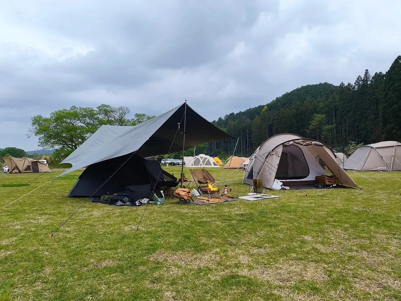 焚火と施設のライトアップ