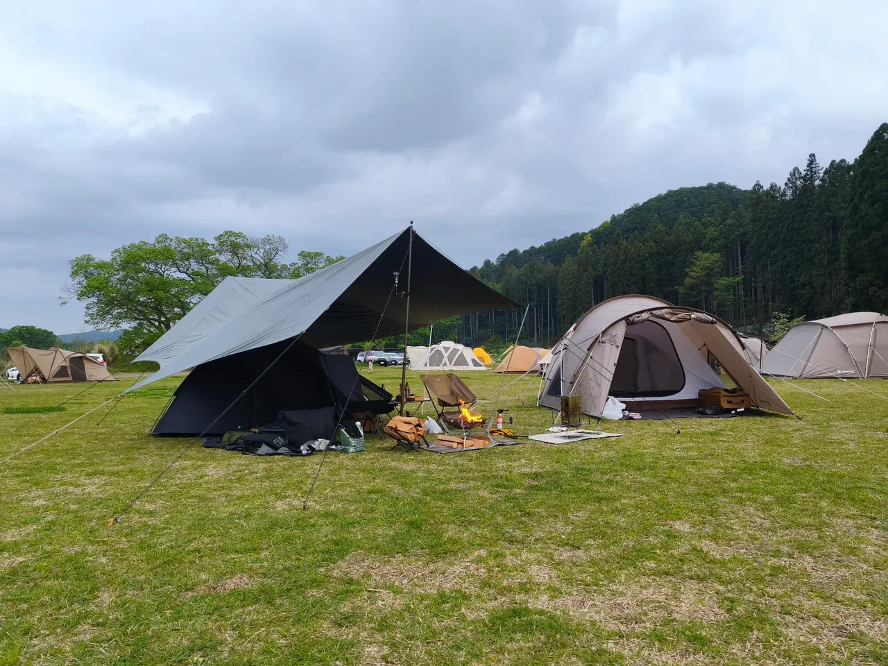 焚火と施設のライトアップ