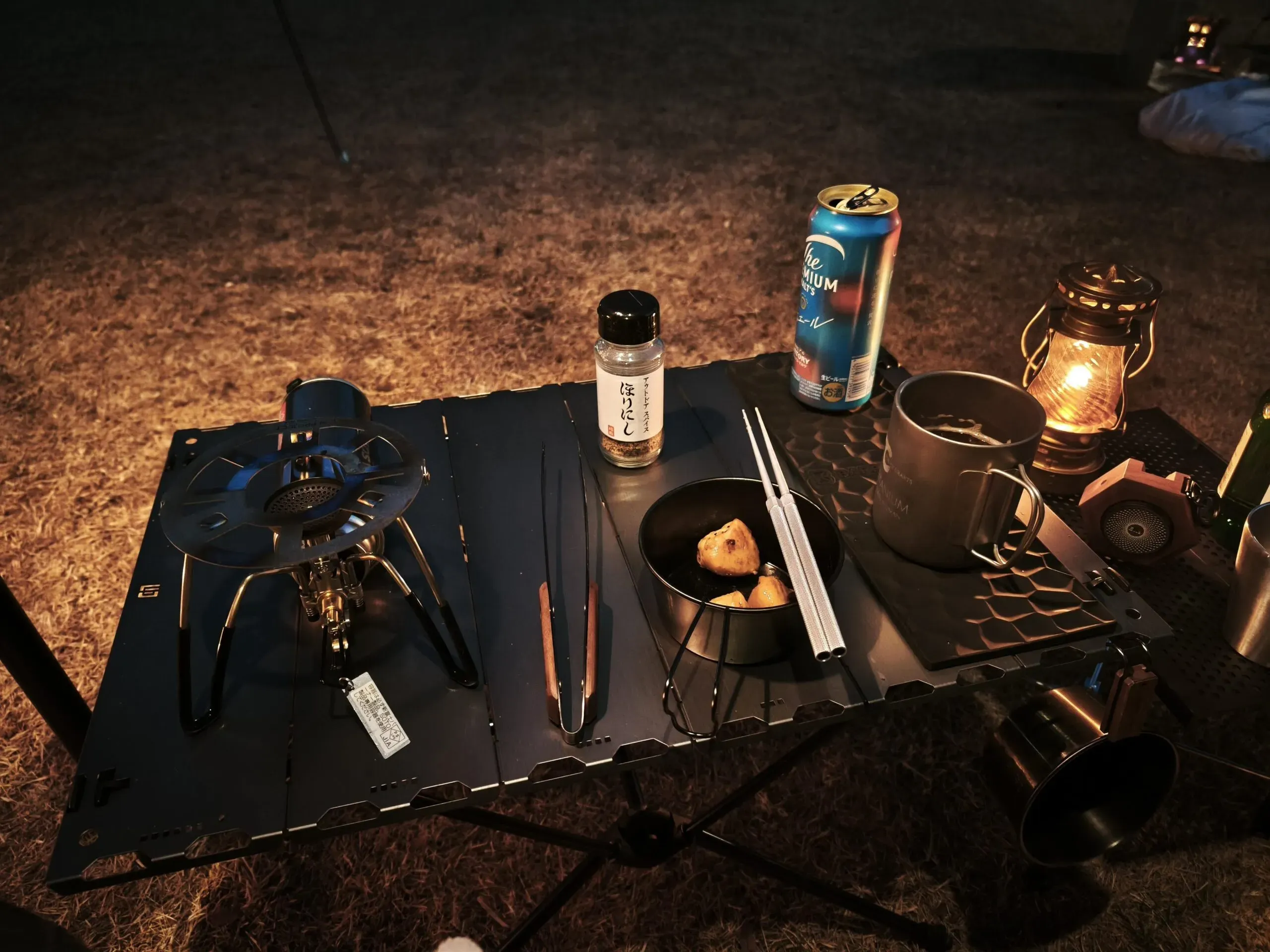 Helinox Tactical Table MとFIXTACK天板を組み合わせた夜キャンプの様子