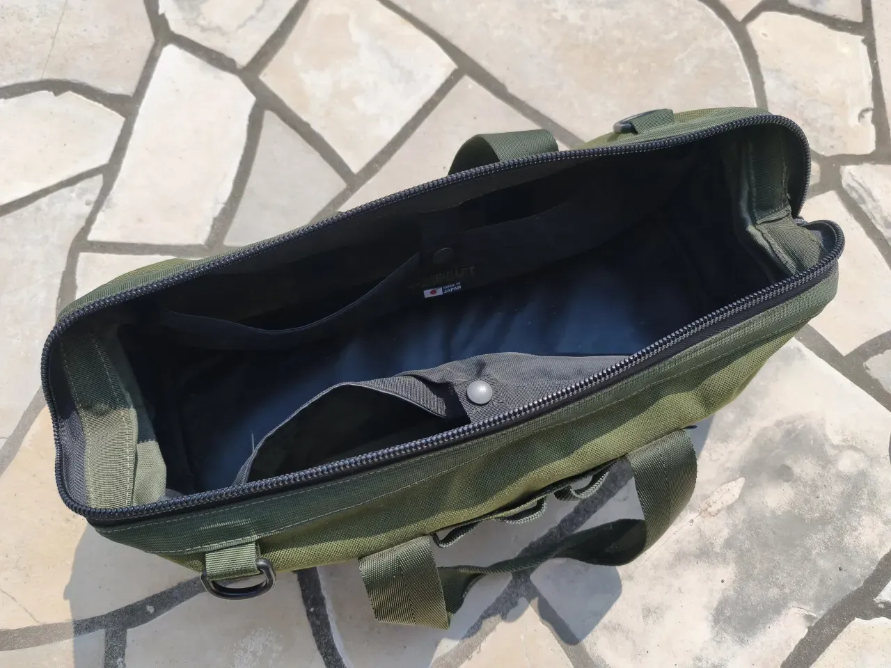 ペグケースのがま口を開いた状態。内部は広く深さもある