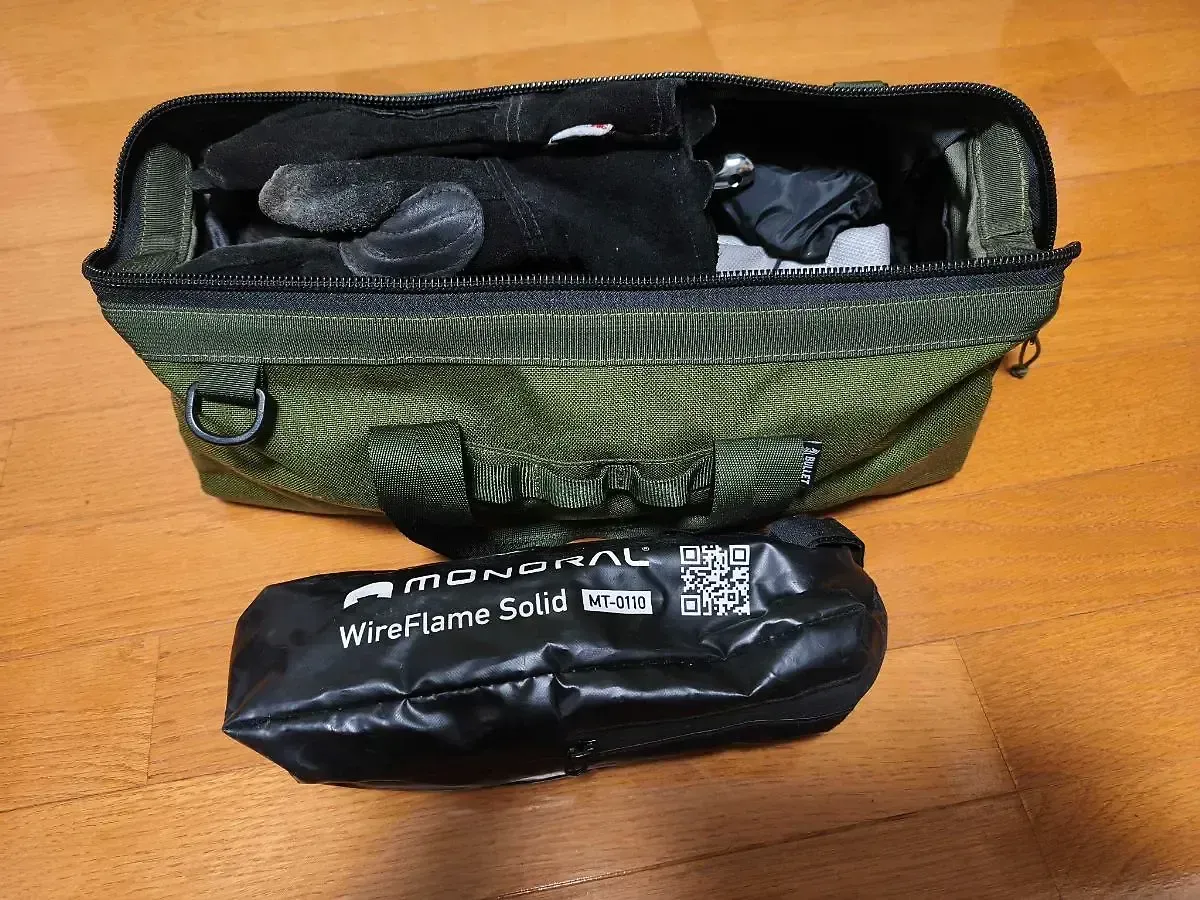 ペグケースを開けるとMONORAL WireFlame Solid MT-0110の収納袋と革手袋など焚き火グッズが一式収まっている
