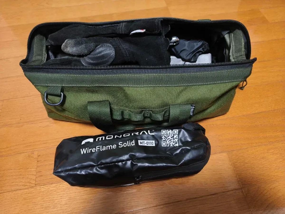 ペグケースを開けるとMONORAL WireFlame Solid MT-0110の収納袋と革手袋など焚き火グッズが一式収まっている