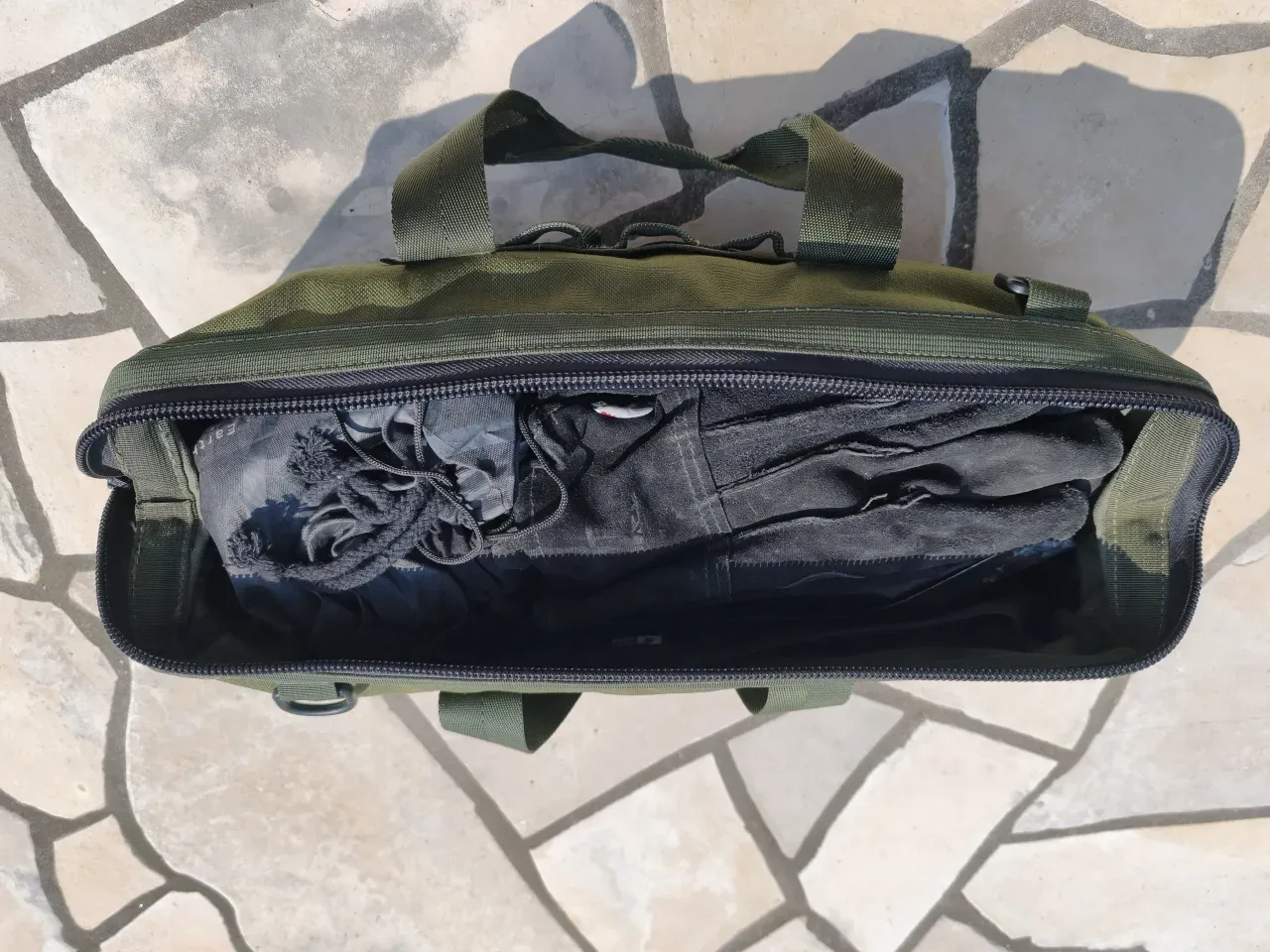 ペグケースを開けた状態。焚き火シートやギアが詰め込まれている