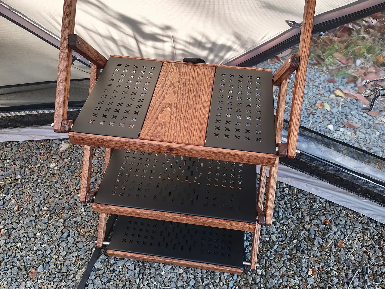 KimiCamp アイアン&ウッド 3段ラック（W）をキャンプサイトに展開した様子