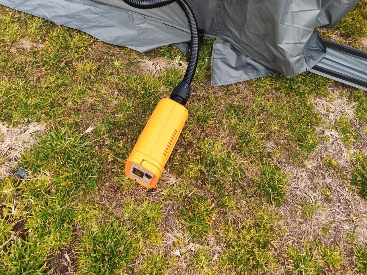 電動ポンプで空気を注入中。1箇所から全フレームが立ち上がる