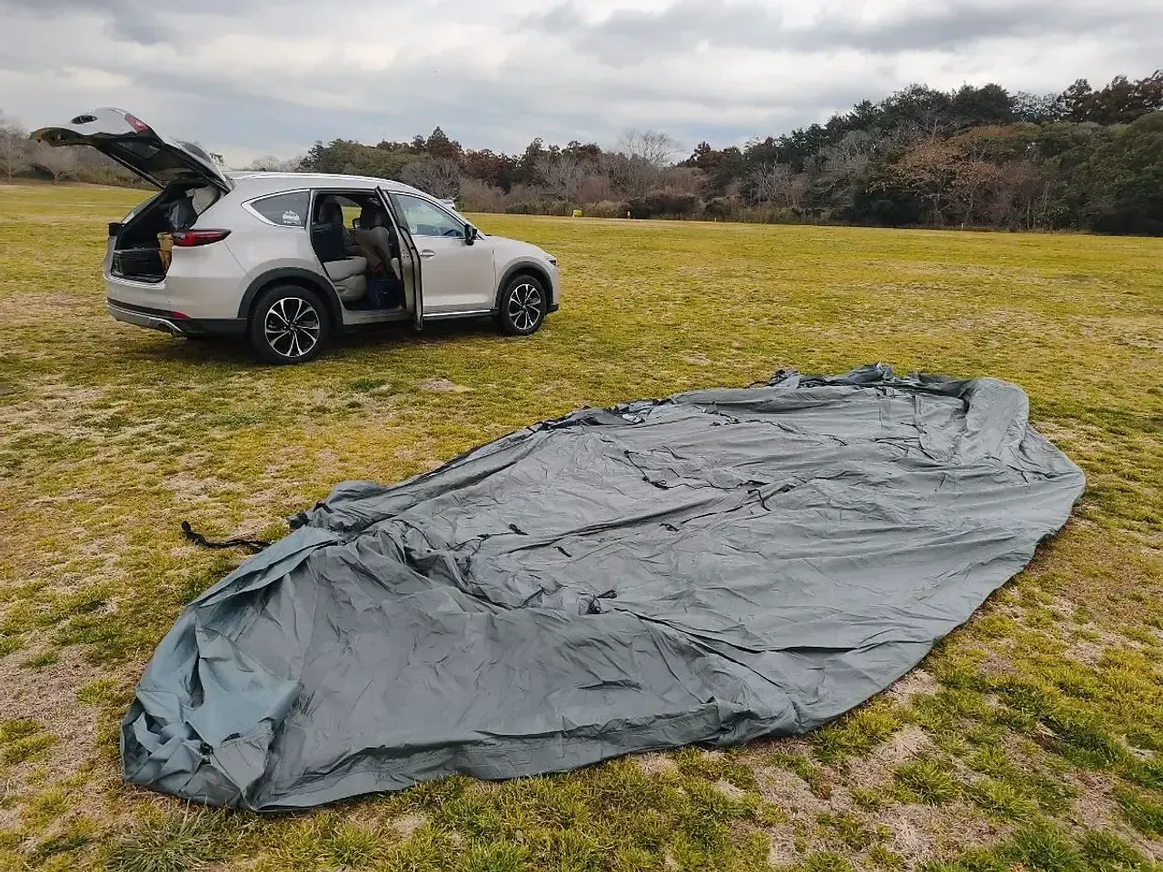 地面に広げたBRUNSKYLE TF1740。ここからエアを注入して立ち上げる