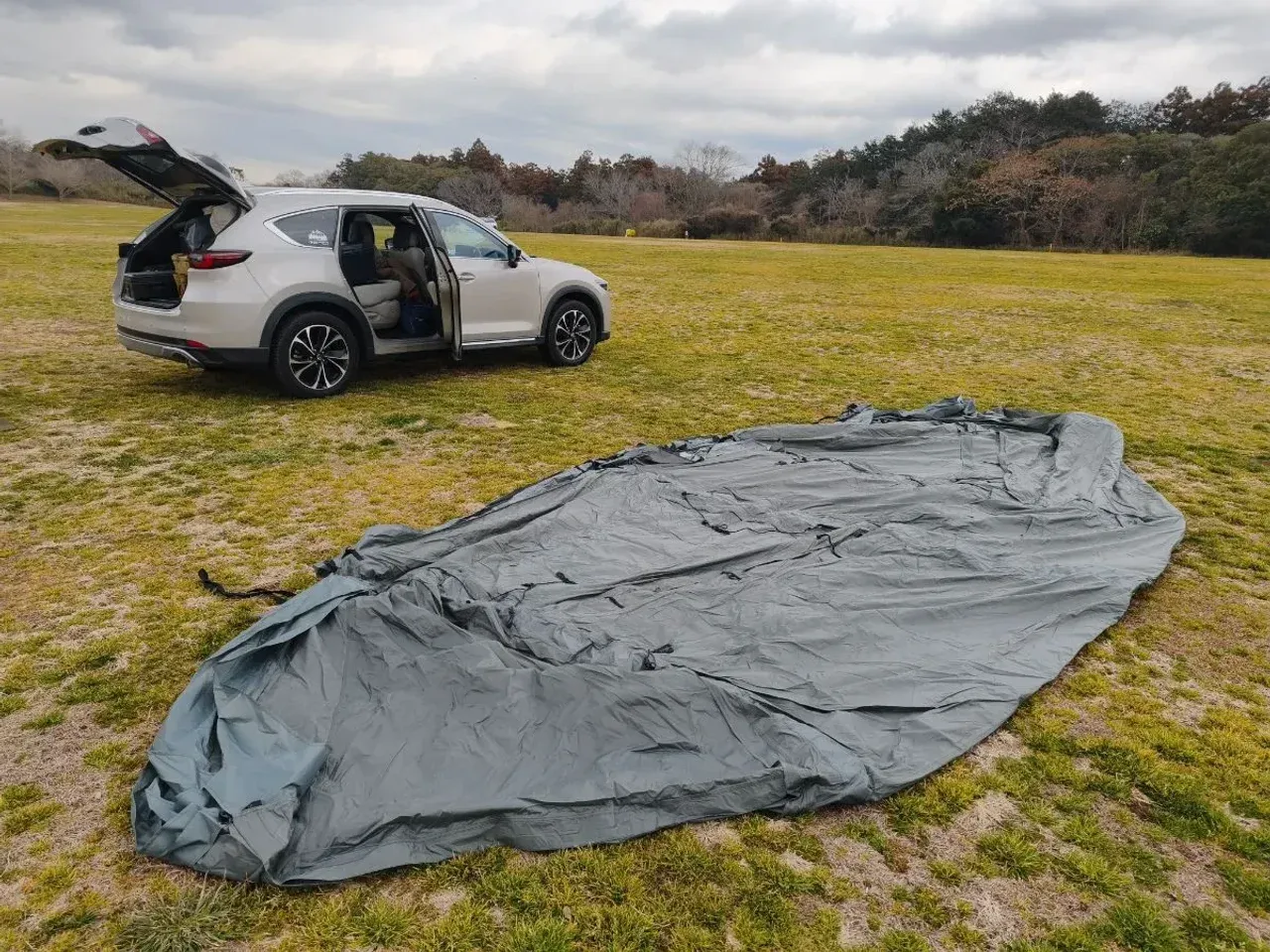 地面に広げたBRUNSKYLE TF1740。ここからエアを注入して立ち上げる