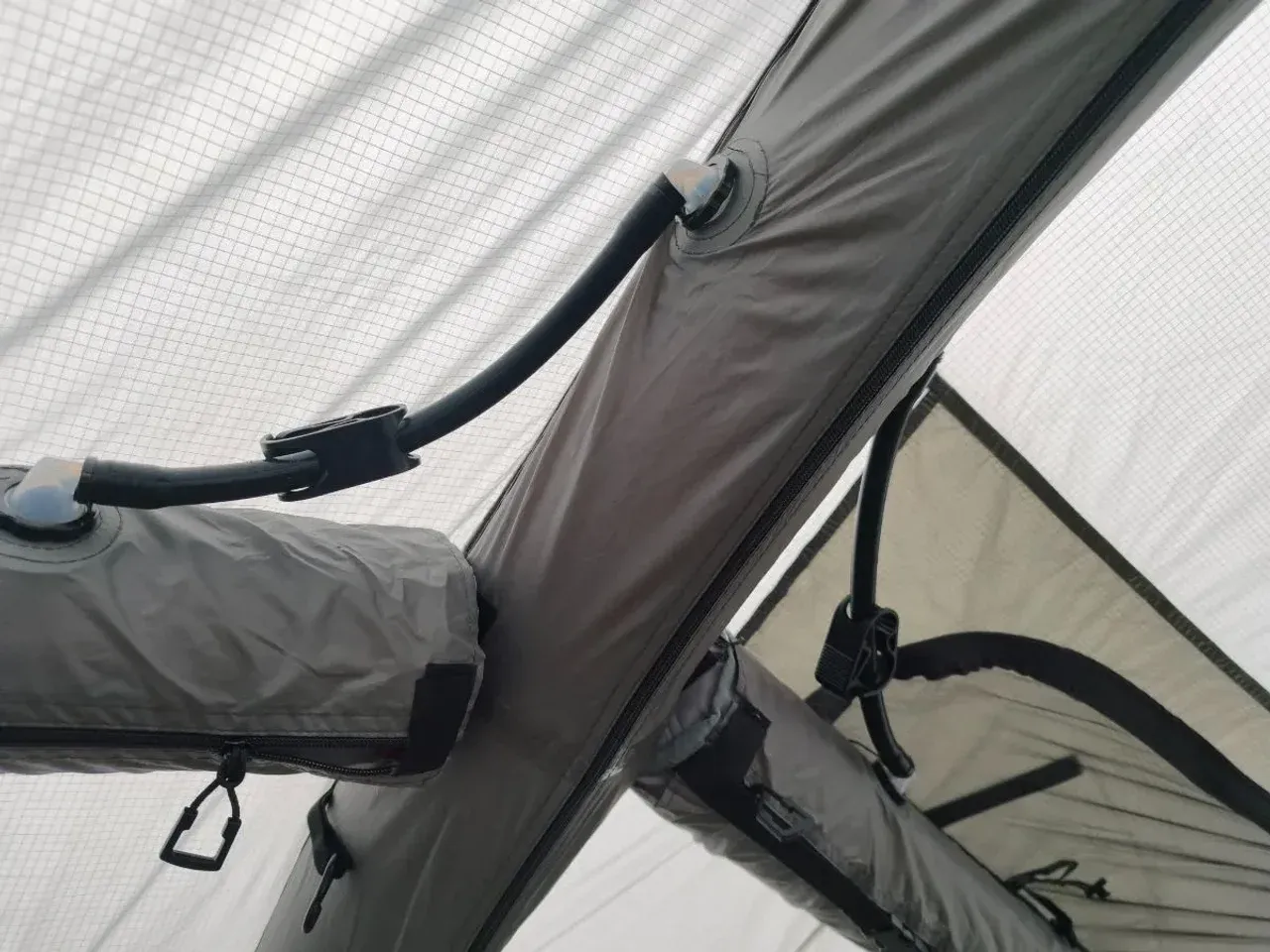 エアフレームが立ち上がった状態。独特のドーム形状が見える