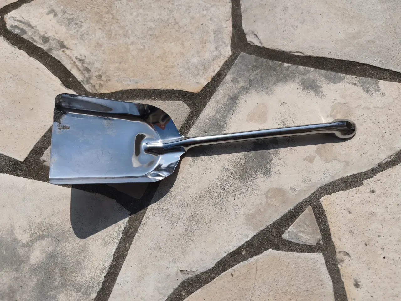 100均のシャベル。灰を捨てるときに重宝する