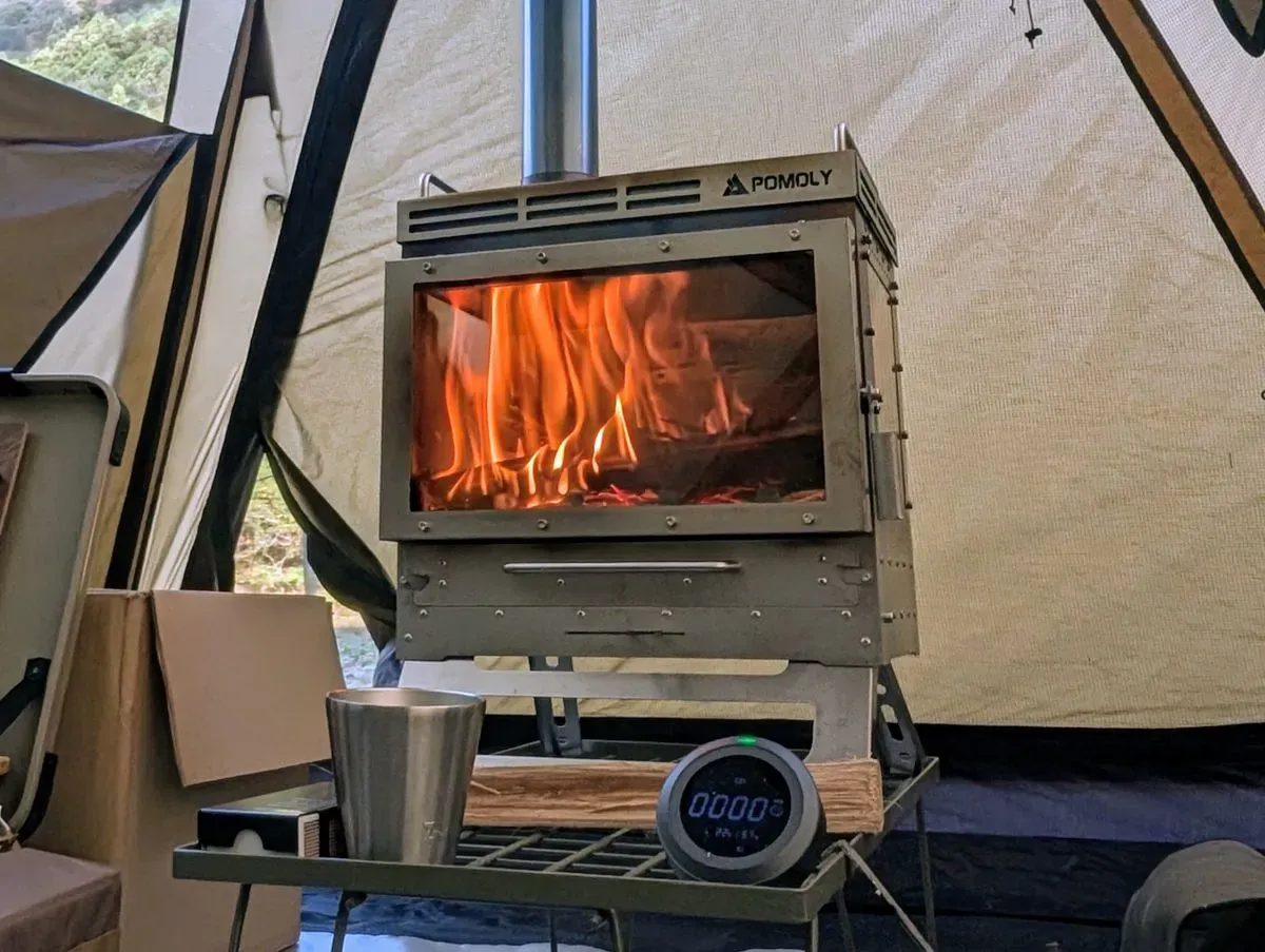 三面窓から見える炎