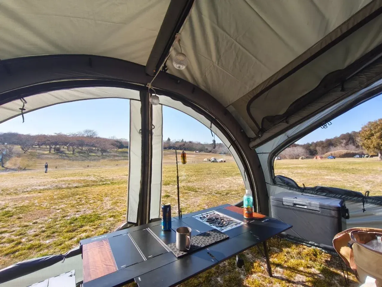 TPU窓を装着した状態。透明窓越しに外の景色が楽しめる