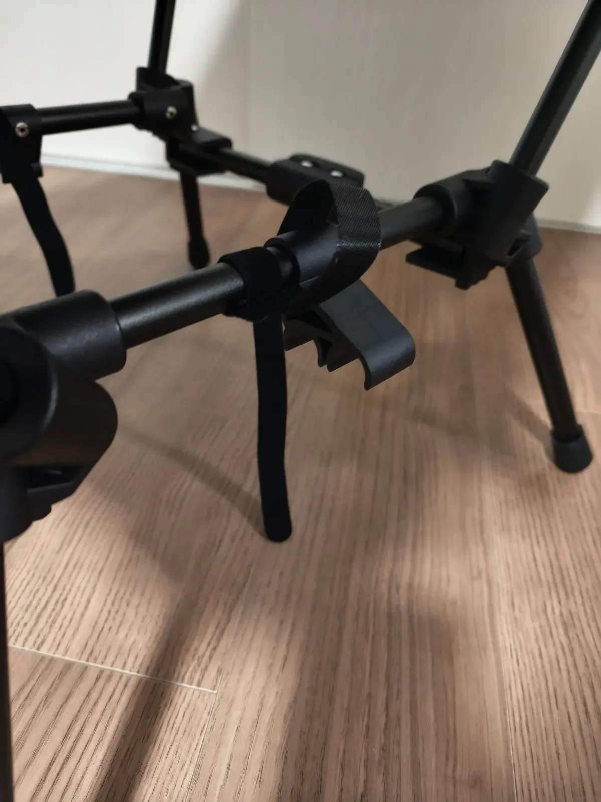 組み立て後に垂れ下がるマジックテープ