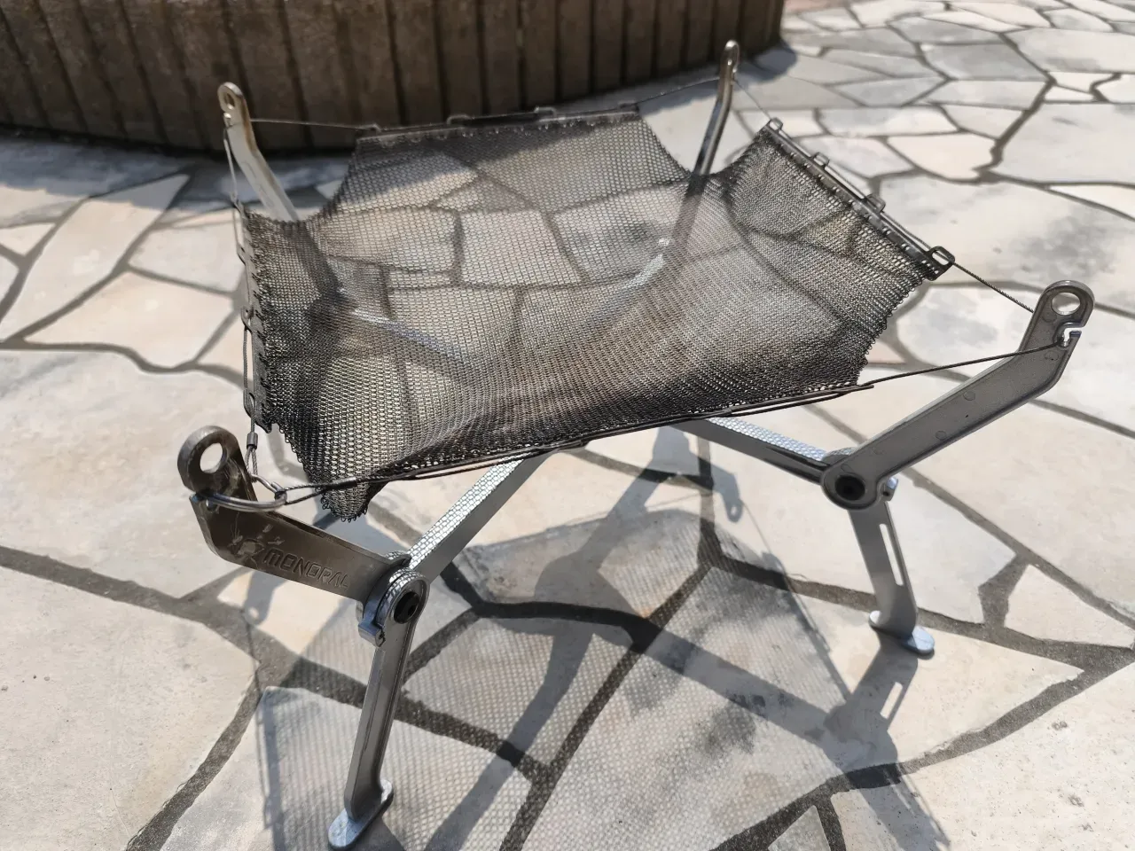 MONORAL WireFlame Solidを組み立てた状態。メッシュ火床がフレームに吊り下げられている