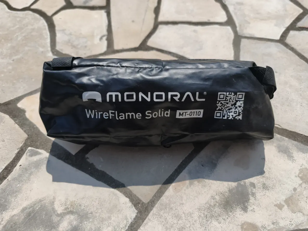 MONORAL WireFlame Solid MT-0110の収納ケース。コンパクトな棒状