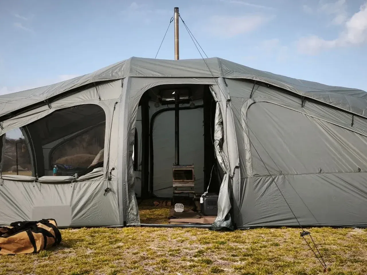 薪ストーブをインストールした状態。土間スタイルで快適に過ごせる